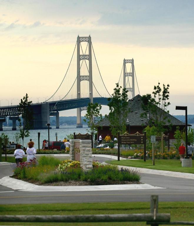 Breakers Resort - Lakeside Saint Ignace Exterior photo