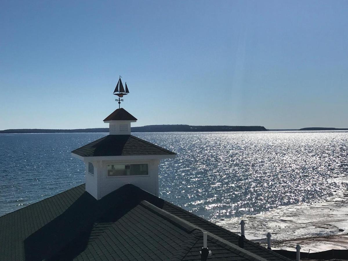 Breakers Resort - Lakeside Saint Ignace Exterior photo